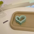 Detalle de una pinza de pelo grande mate verde menta en forma de corazón en bandeja beige - Corazón Mate (Verde Menta) / Verde Menta