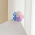 Nahaufnahme einer farbenfrohen Blumenhaarklammer aus Acetat mit Aurora-Finish - Blau Violett Irrisierend Blume Haarklammer