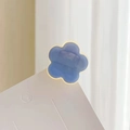 Dettaglio macro di un piccolo fermaglio per capelli a fiore blu su base bianca - Pinza per Capelli Fiore Blu