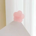 Dettaglio di un fermaglio per capelli floreale in acetato rosa con finitura opaca su base bianca - Pinza per Capelli Fiore Rosa