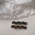 Dettaglio dei fermagli per capelli ondulati con motivo a macchie e finitura marrone scuro - Serie Caffè (2 Pezzi)