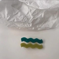 Dettaglio dei fermagli per capelli ondulati in resina nei colori verde bosco e erba - Serie Verde (2 Pezzi)