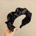Eleganter schwarzer Haarreif aus Satin mit Faltenstruktur und Retro-Glanz-Finish - Schwarz