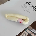 Détail d'un accessoire de cheveux en peluche jaune avec étiquette rose à motif cerise - Jaune vif