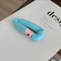 Dettaglio molletta per capelli azzurra imbottita con etichetta ciliegia su rivista - Blu
