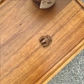 Vue détaillée d'une mini pince à cheveux marron en résine sur un plateau en bois - Café au Lait