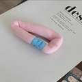 Dettaglio del fermaglio rosa in spugna con etichetta fragola blu e tessuto morbido - Rosa