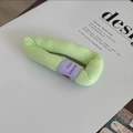 Dettaglio macro del fermaglio per capelli in maglia verde chiaro con etichetta viola - Verde Menta
