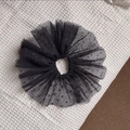 Détail d'un chouchou élégant en tulle noir à pois avec un design en maille à volants - Noir-Grand