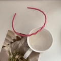 Primer plano de la diadema rosa ondulada con acabado brillante y diseño de estilo dulce - Rosa Ciruela