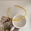 Detail of yellow wavy resin headband with inner teeth for secure grip and daily styling - Cheese Yellow