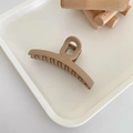 Minimalist matte coffee hair claw clip on a white tray with wooden decor - Circle Pattern Style / Milk Coffee