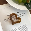 Elegante pinza para el cabello con forma de corazón en resina ámbar con fondo de estilo - Pinza de Corazón / café