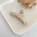 Elegant matte beige twist hair claw clip on wooden display for thick hair styling - Twisted Chain / Beige