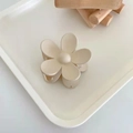 Elegant cream-colored matte flower hair claw clip with minimalist five-petal design - Flower Style / Beige