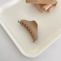 Matte khaki hair claw clip in a minimalist crisscross design for medium to thick hair - Trapezoidal Style / Milk Coffee