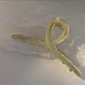 Dettaglio della grande pinza per capelli in acrilico con nucleo verde menta e molla in metallo - Verde Giallo Senape