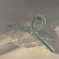 Dettaglio ravvicinato di un grande fermaglio per capelli azzurro con design a croce elegante - Verde Acqua