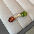 Detailansicht der Vintage-Acryl-Haarspange mit bernstein- und grünfarbenen Perlen - Grüner Akzent