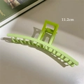 Detailed view of large green matte claw clip showing 11.2cm size and sturdy metal spring - Gradient Green Straight