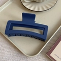 Dettaglio della molletta per capelli blu scuro opaca da 12cm su vassoio in ceramica - Stile Quadrato Opaco / Grande / Blu Notte