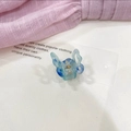 Primer plano de pinza de pelo de mariposa con textura de mármol azul y blanco - Degradado Cian Azul
