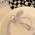 Vista dettagliata del fermaglio per capelli argento con grande perla lucida su fascia ondulata - Argento Stile Regolare