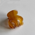 Detailed view of the amber octopus claw clip for high ponytails and textured finish - Milk Brown Stripes