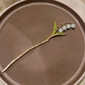 Dettaglio fermaglio per capelli mughetto con foglie verdi e fiori bianchi su asta dorata - Mughetto Blu