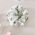 Détail du chouchou blanc à motifs floraux verts avec une texture de tissu en maille - Vert Herbe