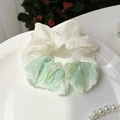 Λεπτομερής όψη του δίχρωμου scrunchie σε κρεμ και πράσινο πάνω σε λευκό διακοσμητικό πιάτο - Πράσινο Πολύχρωμο