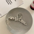 Dettaglio molletta per capelli argento con rosa, perla e incisione artistica Love - Tulipano - Argento