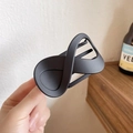 Dettaglio della molletta per capelli infinity nero opaco con finitura in resina satinata - Nero Opaco