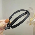Vista dettagliata della pinza per capelli geometrica nero opaco con denti antiscivolo fissi - Nero