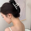 Elegante pinza per capelli in acetato bianco con un design quadrato traforato minimalista - Iridescente Sirena (Clip Argentata)