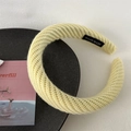 Détail du bandeau tricoté jaune clair montrant la texture côtelée et l'étiquette - Jaune Clair Tricoté