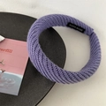 Détail du bandeau tricoté violet montrant la texture côtelée et l'étiquette Handmade - Tricot Violet