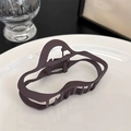 Pinza per capelli opaca viola scuro con design ondulato vuoto su un vassoio di ceramica - Marrone