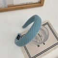 Détail du bandeau en maille bleue avec étiquette fait main et texture côtelée épaisse - Bleu lac