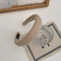 Gros plan détaillé sur le bandeau en tricot de couleur avoine avec étiquette - Beige Avoine