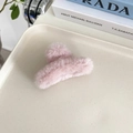 Detail der rosa Plüsch-Haarklammer aus Kunstpelz auf ästhetischem cremefarbenem Tablett - Kleiner Clip-Taro Lila