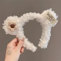 Dettaglio fascia per capelli orsetto di peluche bianco con fiore in maglia e etichetta - Bianco