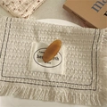 Minimalistische ovale barnsteen haarklem op een beige tweed pad in vintage stijl - Ovaal