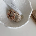 Set van 2 pluizige gebreide haarelastiekjes in kleurrijk patroon en beige herfst - Oranje Serie