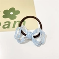 Elastico per capelli con fiocco in acetato marmorizzato azzurro e banda marrone - Motivo Blu e Bianco