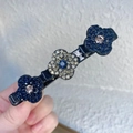 Dettaglio di tre fiori di strass su un lungo fermaglio per capelli con pietre blu scuro - Grigio Blu
