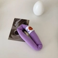 Dettaglio di un fermaglio per capelli in tessuto viola con faccina e stampa lettera C - Viola