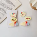 Dettaglio del set di 3 mollette per capelli cartoon con orso, fragola e gelato - Stile Lotso