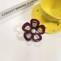 Dettaglio molletta per capelli a fiore rosso scuro con design traforato su sfondo - Viola Scuro Gelatina