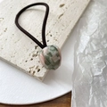 Vue détaillée d'un élastique à cheveux tulipe avec perle artistique en résine faite main - Vert Jade